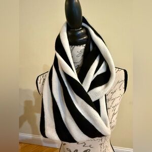 Monochrome forever 21 infinity Scarf black and white stripes